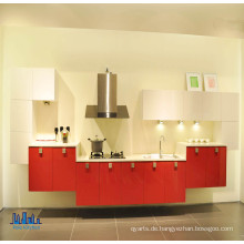 Wandmontierte rote und weiße Küchenschränke